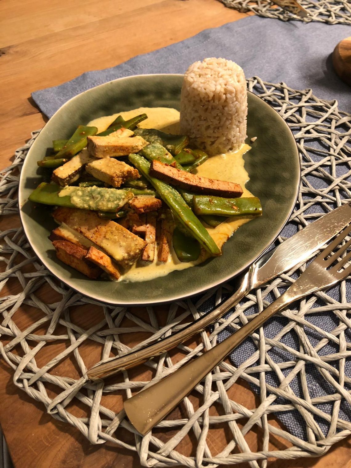 Grüne Bohnen mit Tofu in Erdnuss-Curry-Sauce - Glück isst... Vorträge ...